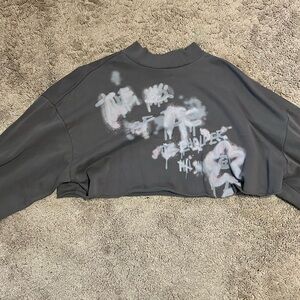 Cropped grey turtleneck long sleeve sweater